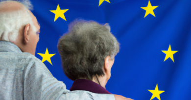 Photo d'un couple de retraités vue de dos face à un drapeau européen