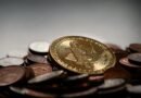 Photo d'une fausse pièce de monnaie Bitcoin sur un tas de pièces d'euro pour illustrer l'article sur l'adoption du projet Mica voté par le Parlement européen