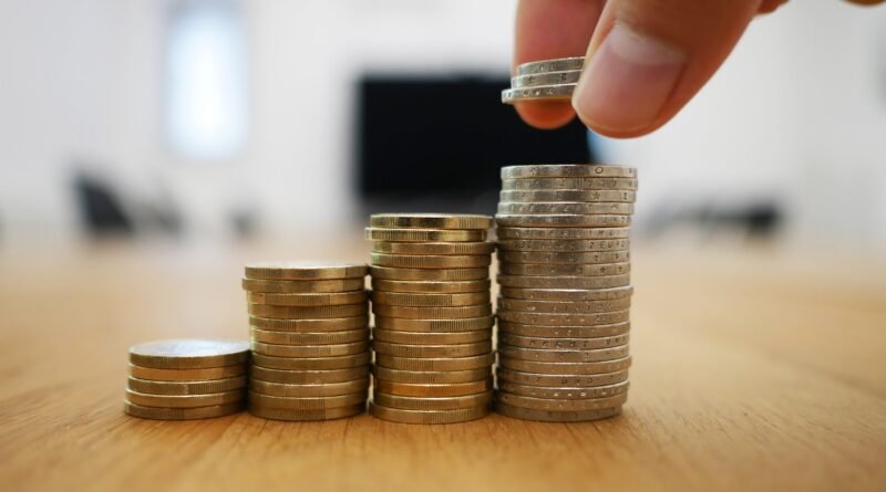 Photo d'empilement de pièces d'euro pour symboliser l'article sur le livret d'épargne populaire