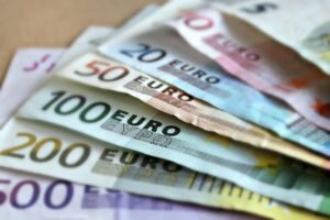 Billets de banque en euro pour illustrer l'article sur les fragilités actuelles des banques