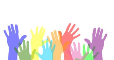 Image de mains en l'air pour symboliser les baisse des dons aux associations depuis l'arrêt de l'ISF au profit de l'IFI